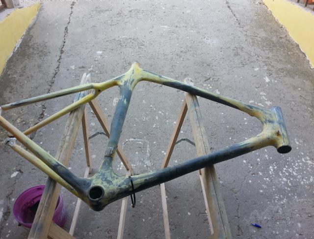telaio in fase di sverniciatura