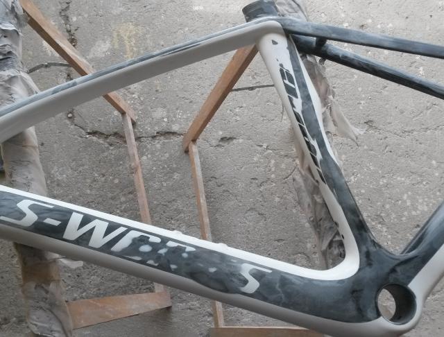 telaio in fase di sverniciatura