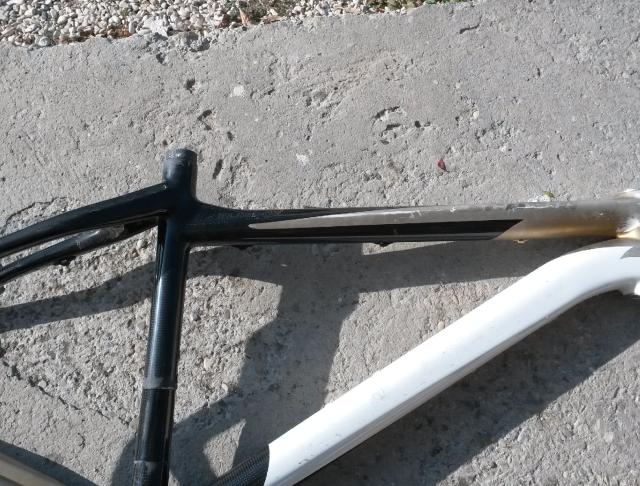 telaio in fase di sverniciatura