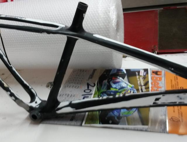 telaio in fase di sverniciatura