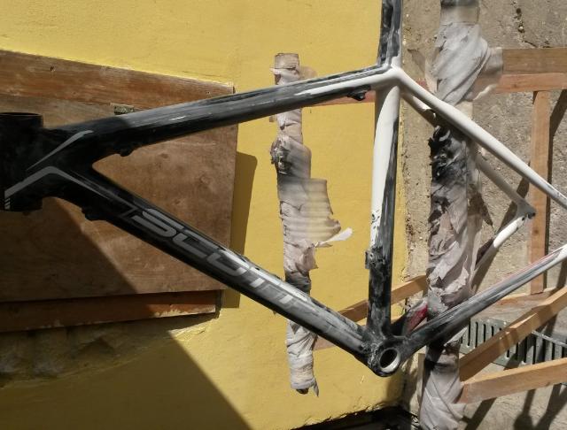 telaio in fase di sverniciatura