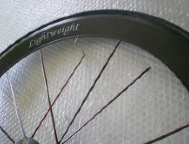 Riparazione raggi e cerchio su ruote in carbonio Lightweight