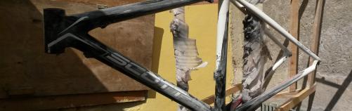 telaio in fase di sverniciatura