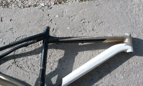 telaio in fase di sverniciatura