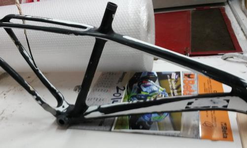 telaio in fase di sverniciatura