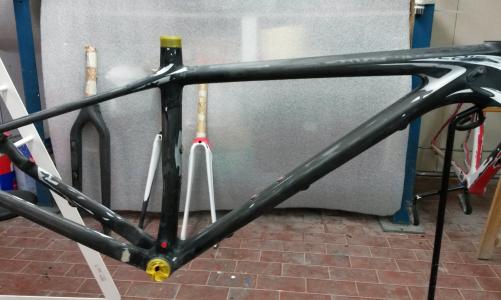 telaio in fase di sverniciatura