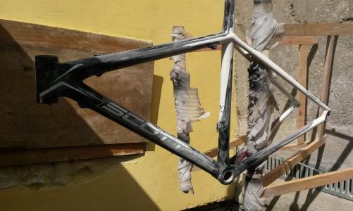 telaio in fase di sverniciatura