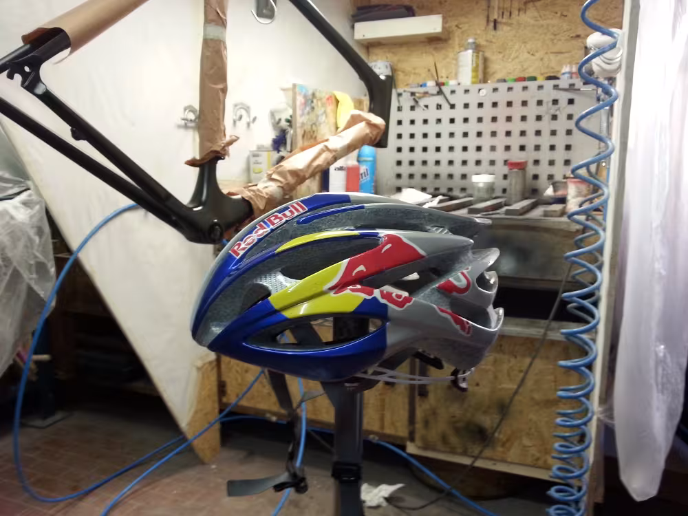 Casco con verniciatura e logo