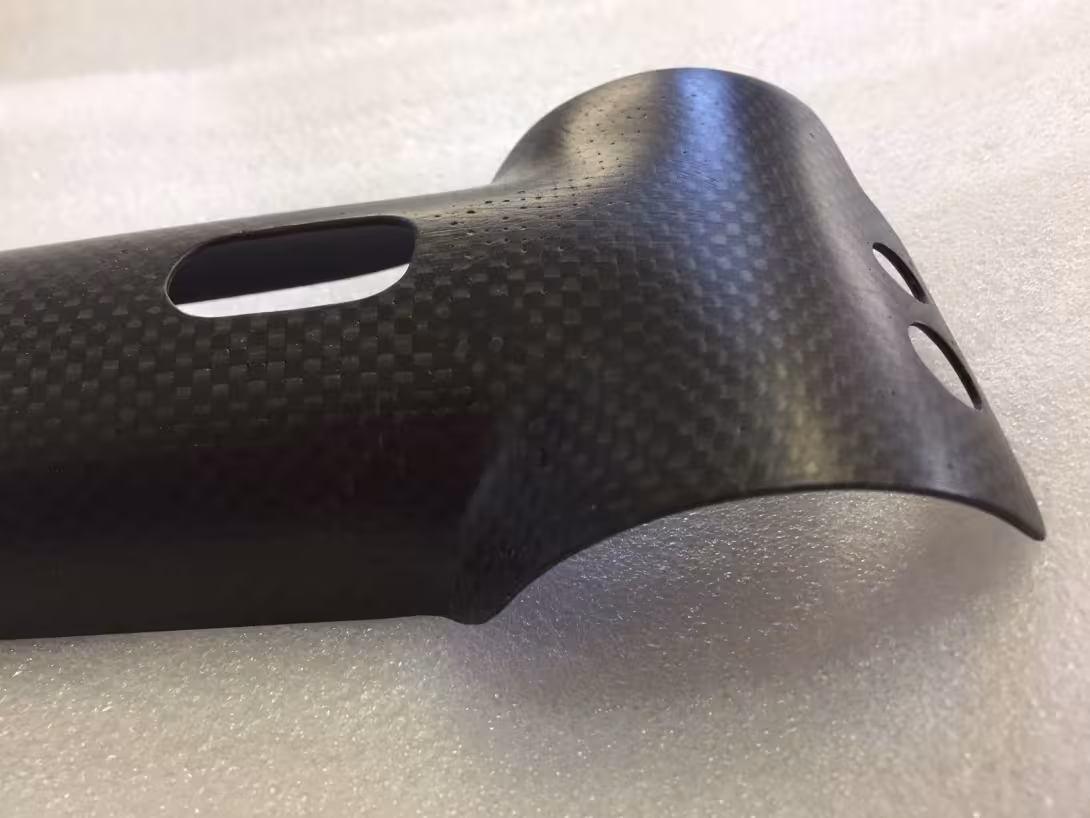 particolare di protezione in carbonio per telaio Cannodale fsi