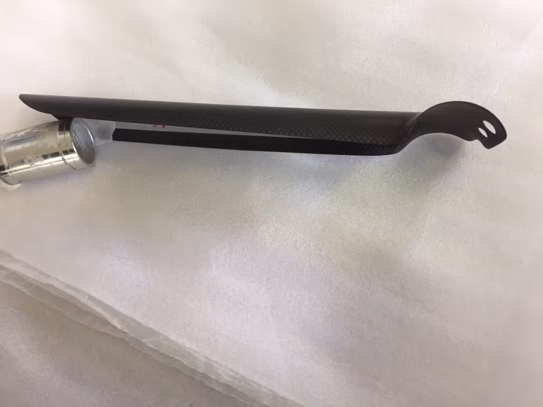 protezione in carbonio per telaio MTB - visione di profilo